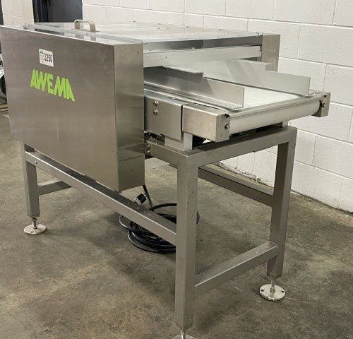 Awema 5 ft L x 17 in W S/S Vibrating Conveyor For Chocolate Molds